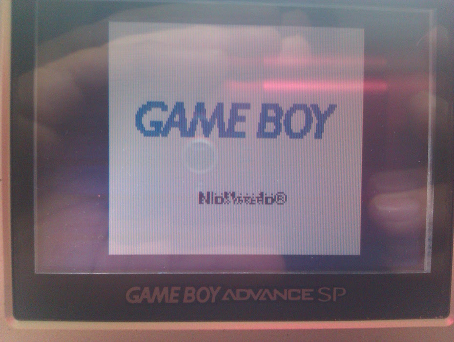 La pantalla de una Game Boy encendiendo.